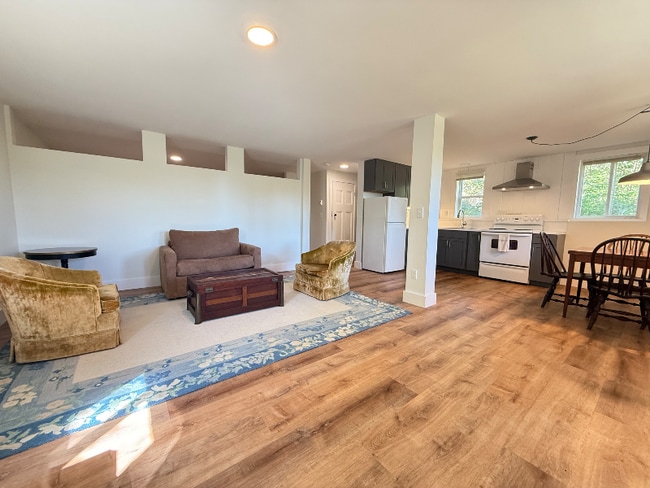 Photo - 74 Battle Ave Unidad B