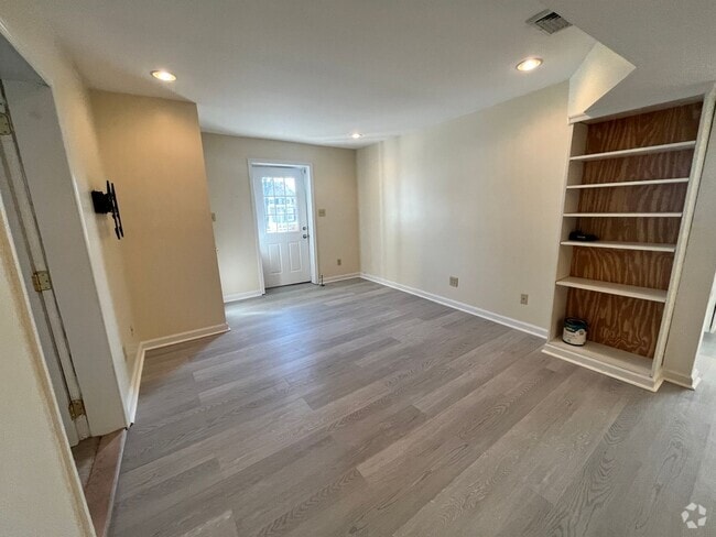 Building Photo - 140 Pleasant St Unit 1st Floor Rental