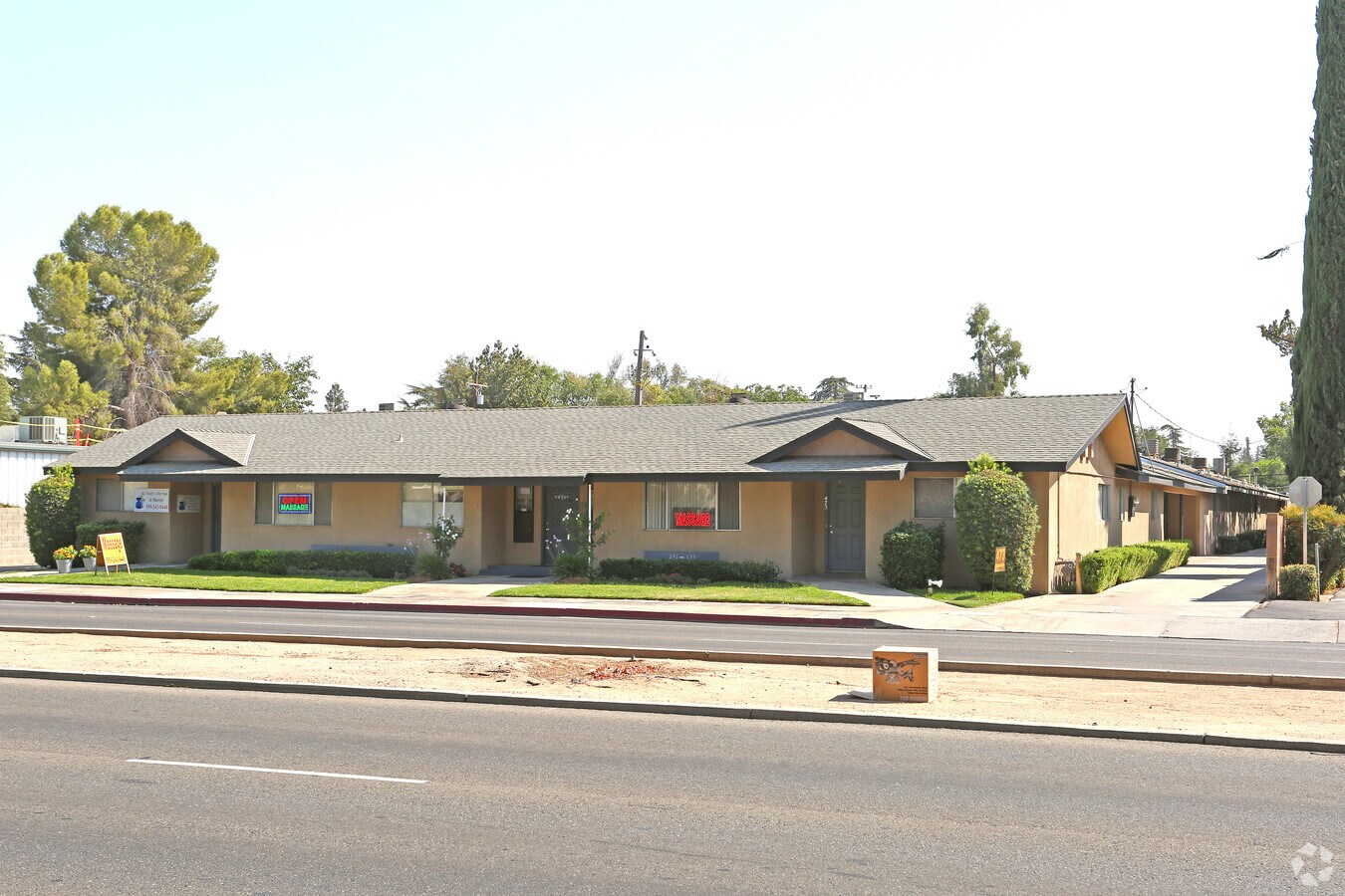 Photo - 451-475 W Shaw Ave Apartments