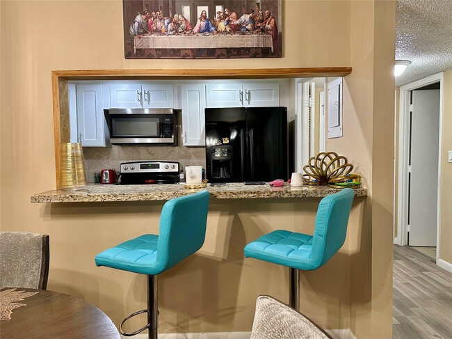 Building Photo - 4156 Inverrary Dr Unit 205