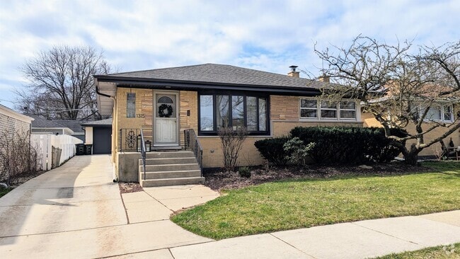 Building Photo - 1315 W Oakton St Rental