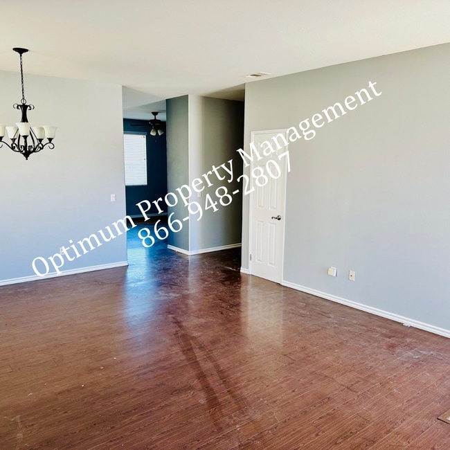 Photo - Modern Elegance and Comfort!