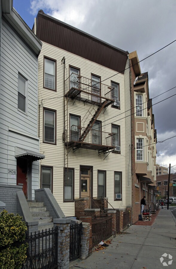 Photo - 345 Summit Ave Apartments