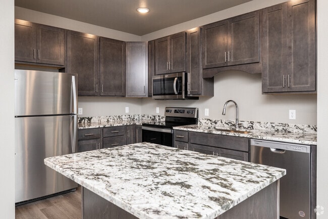 2BR, 2BA - 998SF - Kitchen - Lake Isabel Flats