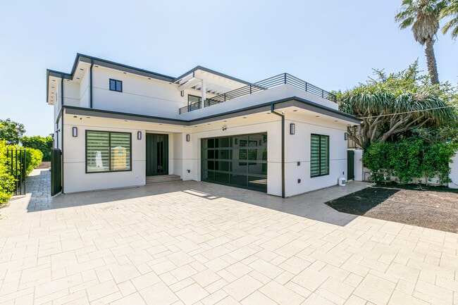 Building Photo - 6426 Varna Ave Rental