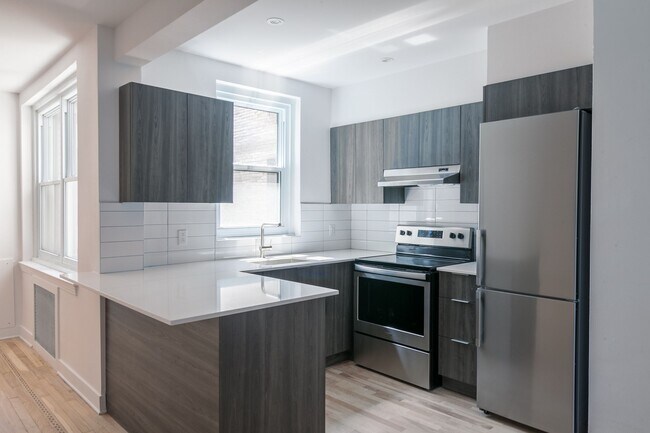 Building Photo - 2105 Rue Chomedey Unit 8