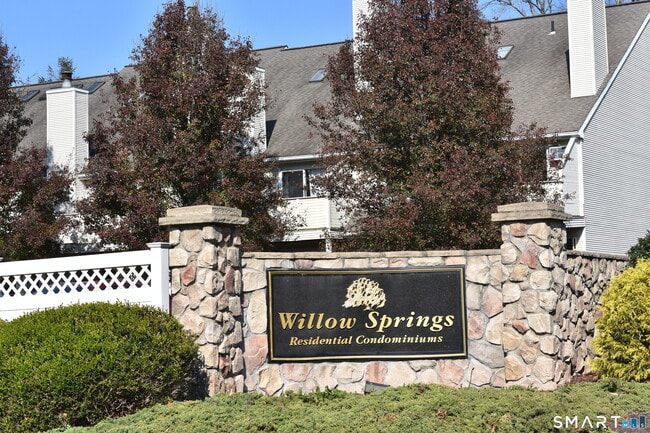 Building Photo - 17 Willow Springs Unit 17