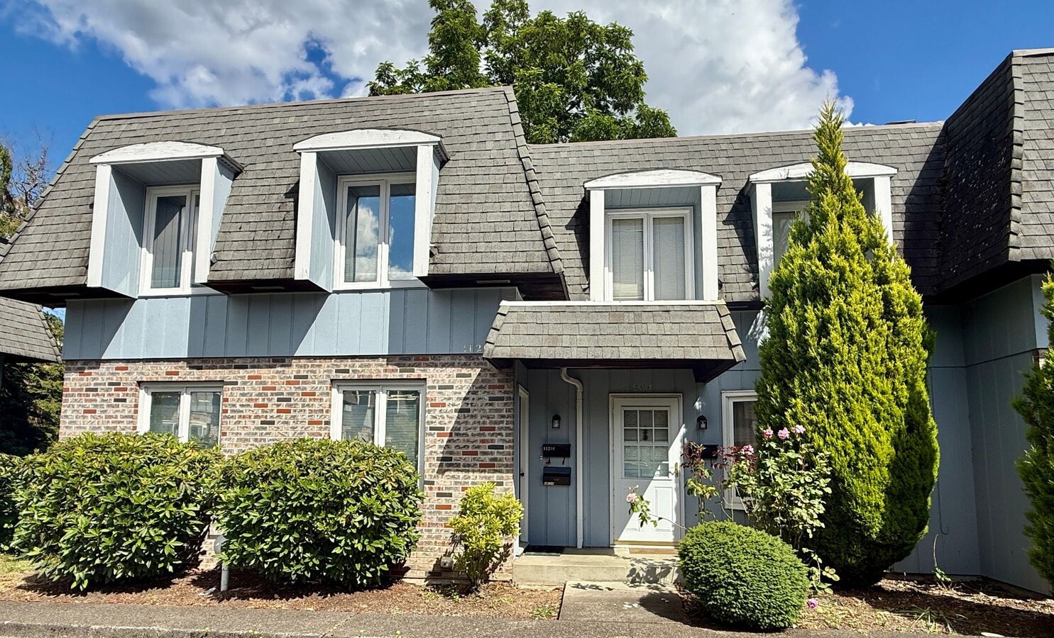 Cozy 2-Story Townhome In Beaverton | 2 BD | 1.5 BA | Back Deck Overlooking a Scenic Creek | W/S/T... - Cozy 2-Story Townhome In Beaverton | 2 BD | 1.5 BA | Back Deck Overlooking a Scenic Creek | W/S/T...