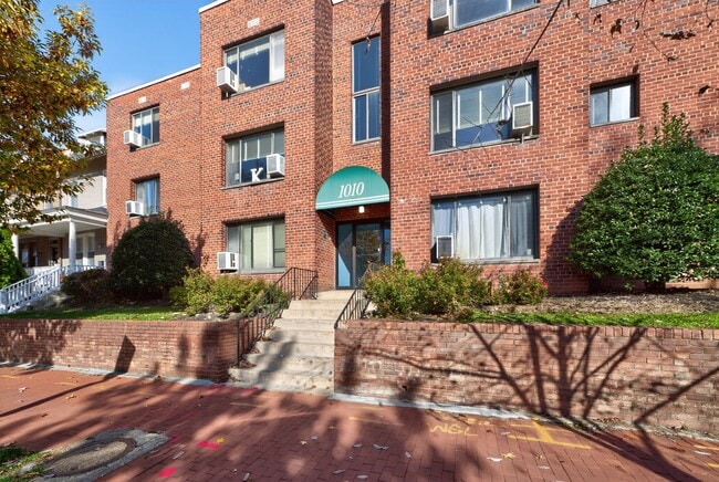 1010 G St NE