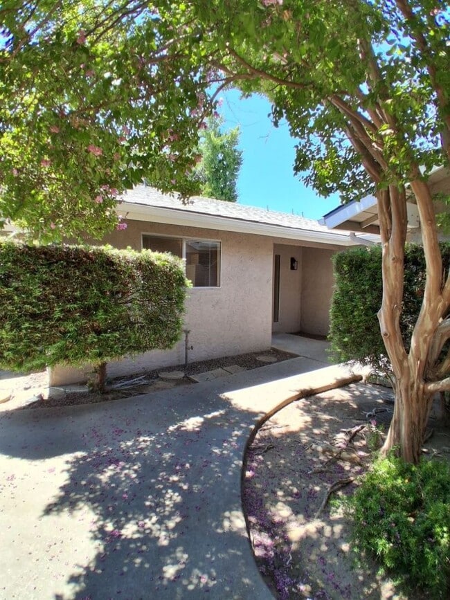 Building Photo - 6061 N Bungalow Ln Unit 102