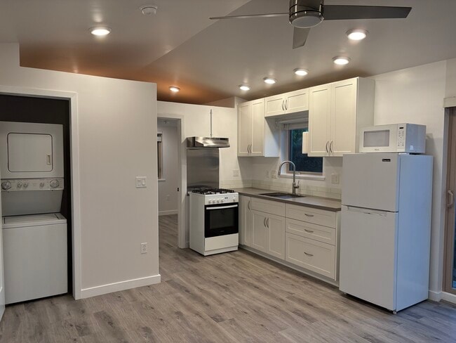 Building Photo - 1052 8th Ave