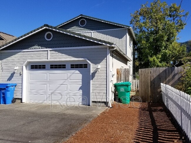 Photo - 1527 Hamilton Ln