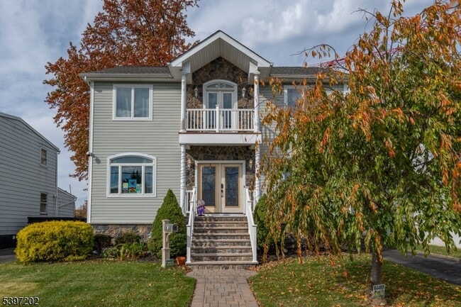 Building Photo - 27 Evergreen Ave