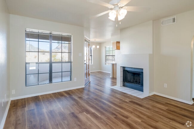 1BR, 1BA - 755SF - Living Room
