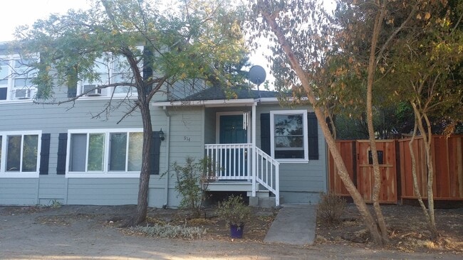 Building Photo - 914 Oak St Rental