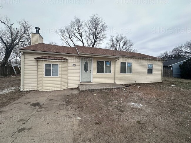 Building Photo - $1600 - 4 bed 2 bath - Single Family Home with a large fenced in backyard!