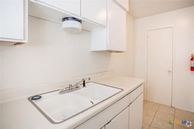 Building Photo - 1239 N LBJ Dr Unit E Rental