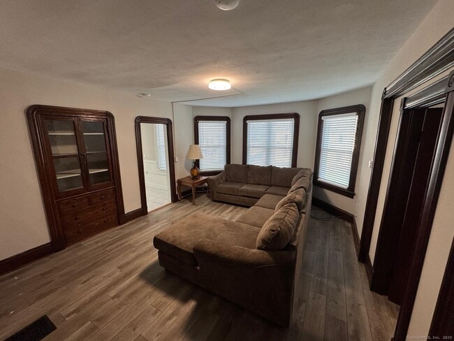 Photo - 37 New King St