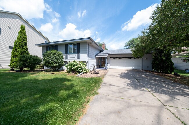 Photo - 1581 Woodside Ct NE
