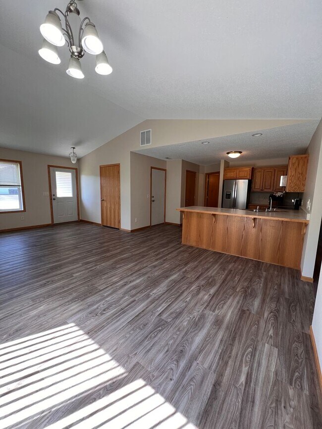 Photo - 938 E 6th St