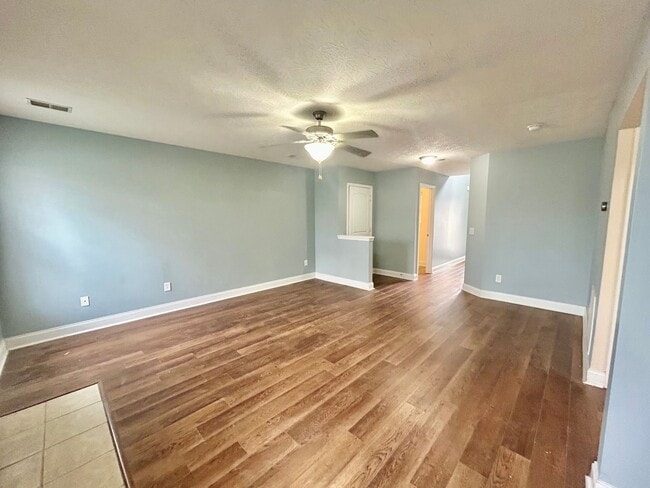 Photo - Large 4 Bed, 2.5 bath in Lexington!