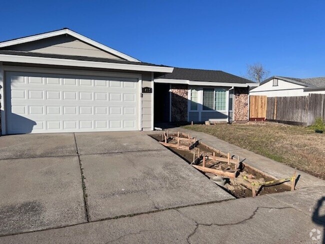 Building Photo - Completely remodeled 4 bedroom home with u...