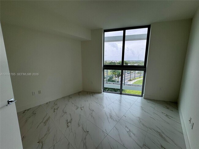 Photo - 2000 Metropica Wy Unidad 303