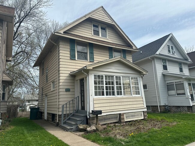 Photo - SINGLE FAMIKY FOR RENT IN MAPLEWOOD LOCATION !
