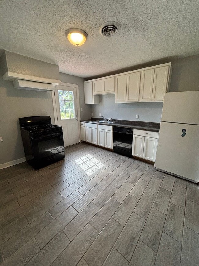 Photo - 1520 James St