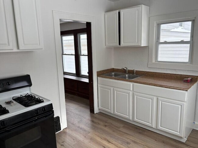 Photo - 2917 Searsdale Ave