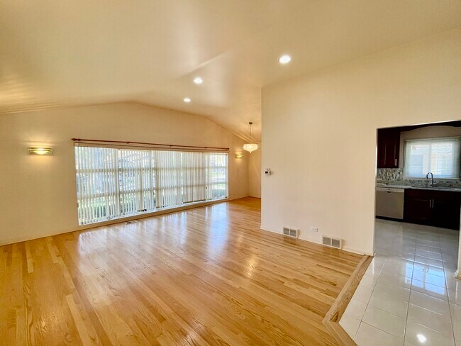 Photo - 4825 Sherwin Ave