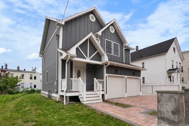 Photo - 864 Baldwin St