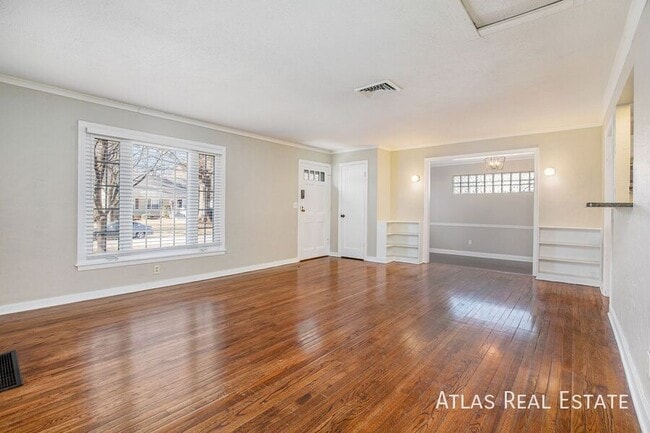 Photo - 6043 Fontana St