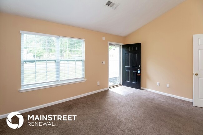 Photo - 685 Nassau St