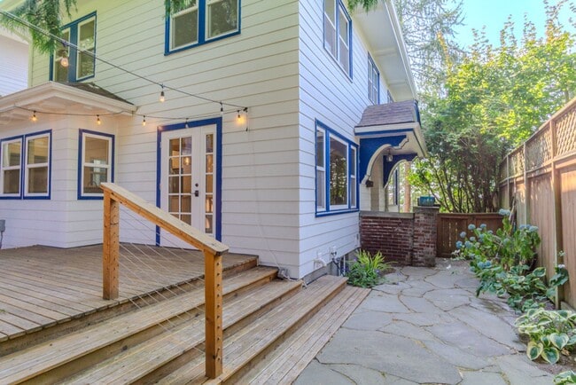Photo - 2540 11th Ave W