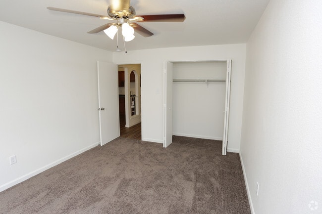 2BR, 2BA - 820 SF