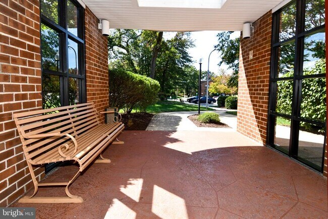 Building Photo - 15311 Beaverbrook Ct Unit 90-2E