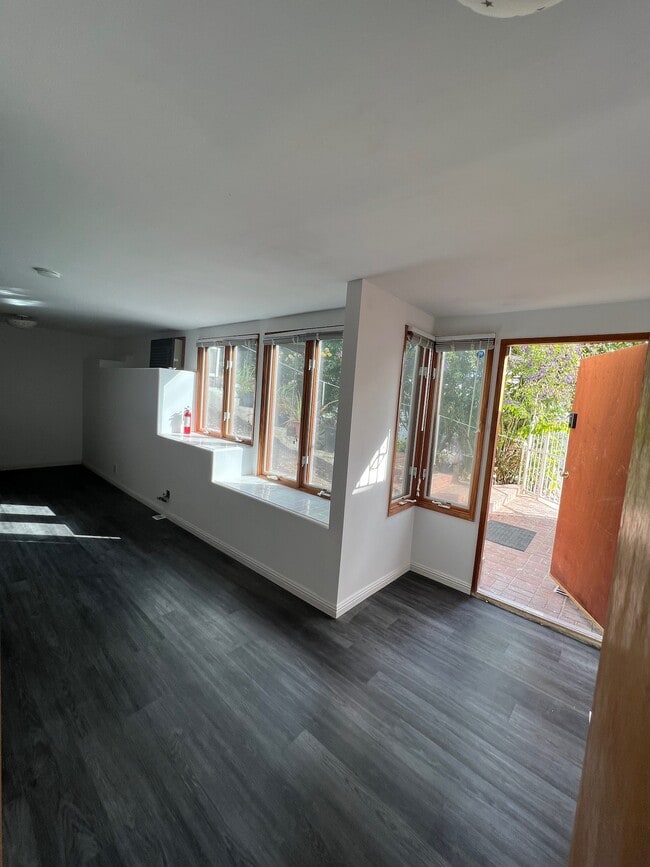 Building Photo - 12 Coach Rd Unit 12 Coach Rd