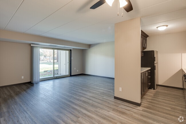 1BR, 1BA - 770 SF