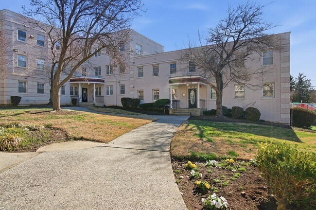 Building Photo - Congress Heights Three Bedroom W/Washer & Dryer In Unit!