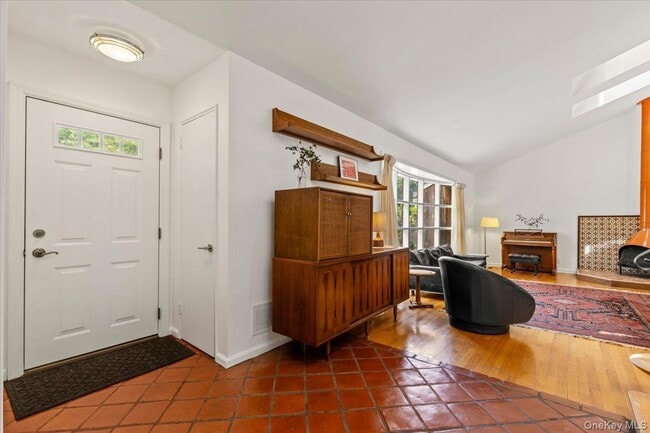 Photo - 18 Harvard Ln