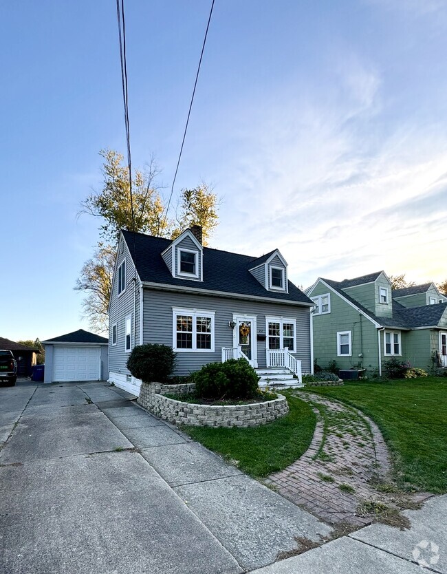 Well maintained cap cod two story home with landscaping - 252 Greiving St Rental