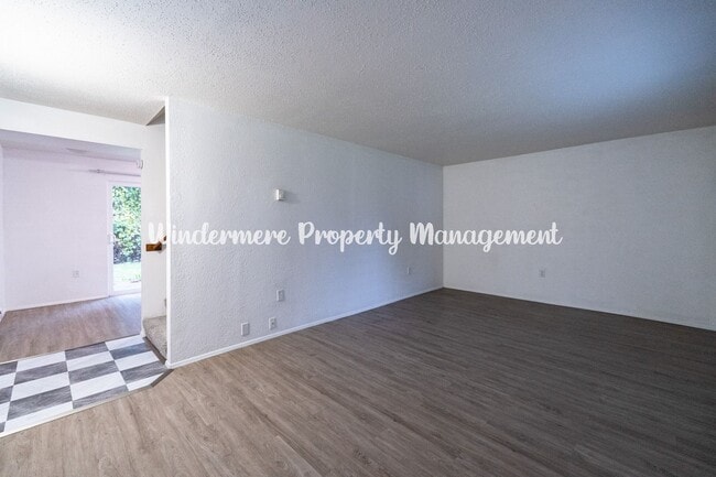 Photo - *AVAILABLE NOW!* Conveniently located 2 be...