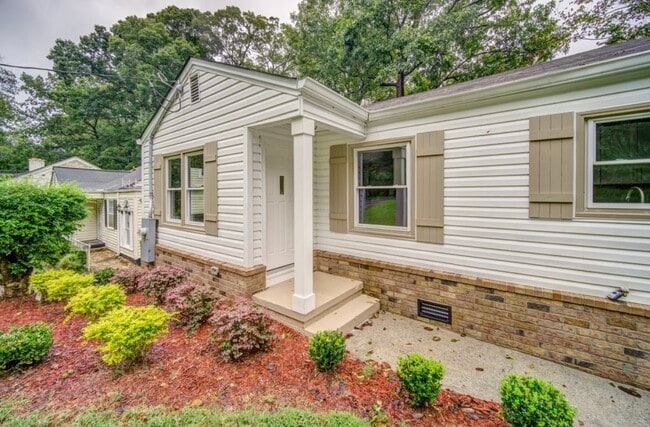 Photo - 1384 Westmont Rd SW