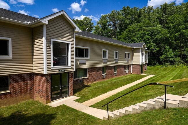 Hollow Run Exterior - Hollow Run Apartments