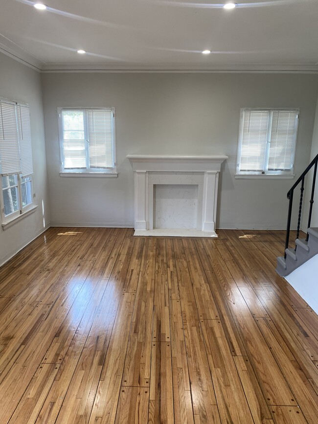 Living Room - 205 S Fuller Ave Casa Adosada