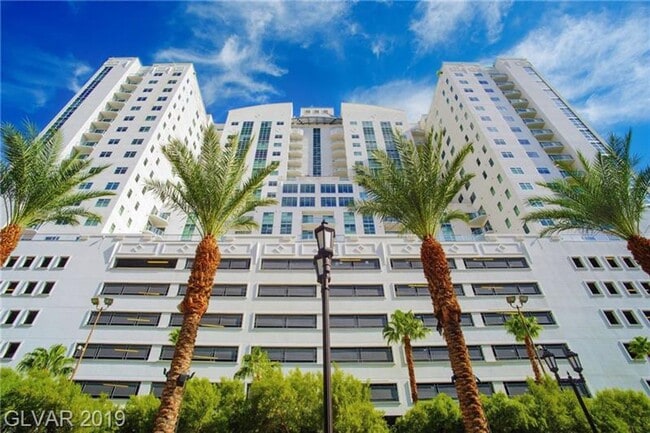Building Photo - GORGEOUS DOWNTOWN HIGHRISE CONDO FOR LEASE!