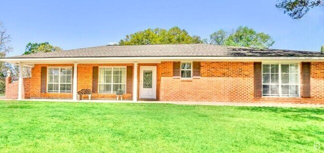 Building Photo - 3 Bedroom House on Highland Road