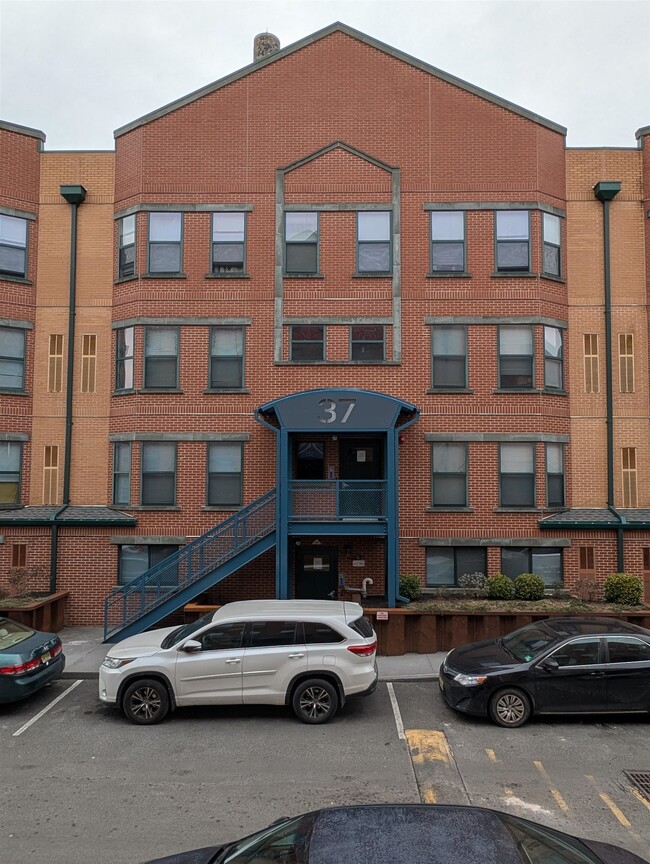 Photo - 160 Lafayette St Unidad 37101 Rental