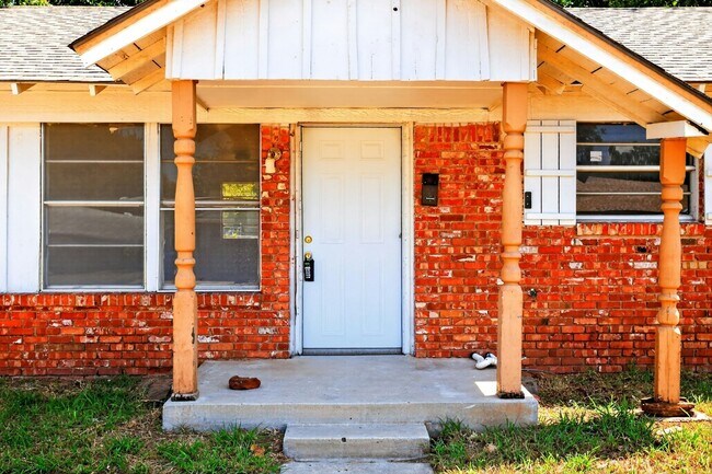 Photo - 1004 Lotus Ave